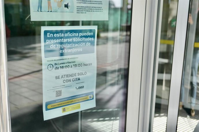 Varias personas en la oficina integral de la Seguridad Social, a 20 de abril de 2026, en Valladolid, Castilla y León (España). Hoy arranca de forma presencial la regularización extraordinaria de migrantes impulsada por el Gobierno. Alrededor de medio mill