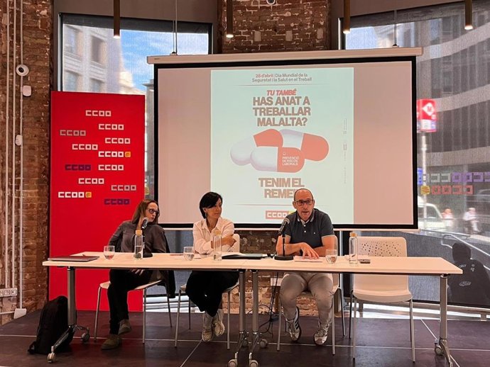 La secretaria general de CC.OO., Belén López (c), este lunes en rueda de prensa en Barcelona para presentar el informe anual de salud laboral 2025 del sindicato