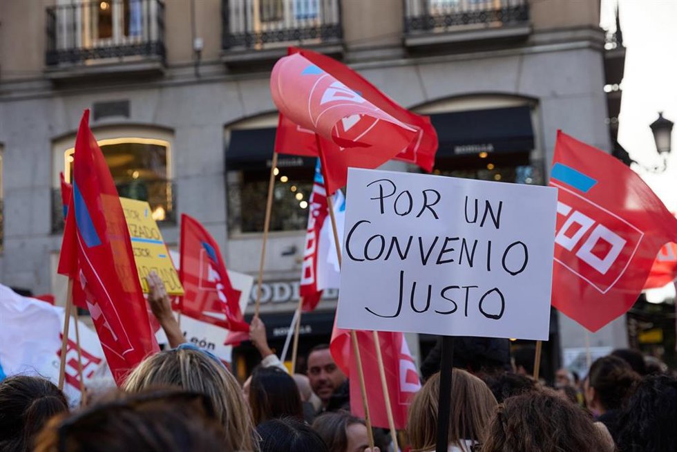 Archivo - Decenas de manifestantes con pancartas y banderas, durante una concentración para exigir mejores condiciones laborales para las trabajadoras y trabajadores del primer ciclo de Infantil en Madrid.