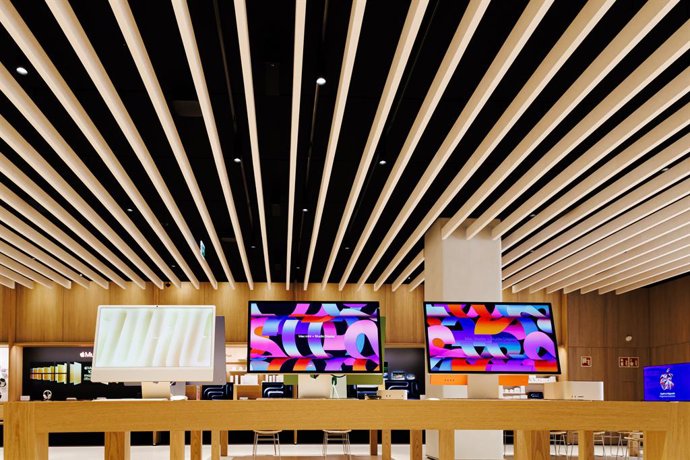 Archivo - IMac expuestos en la nueva tienda de Apple en La Vaguada, a 27 de noviembre de 2024, en Madrid (España). Dicha tienda se inaugurará oficialmente mañana 28 de noviembre, será la quinta tienda de Apple en Madrid y la número 12 en España, donde hac