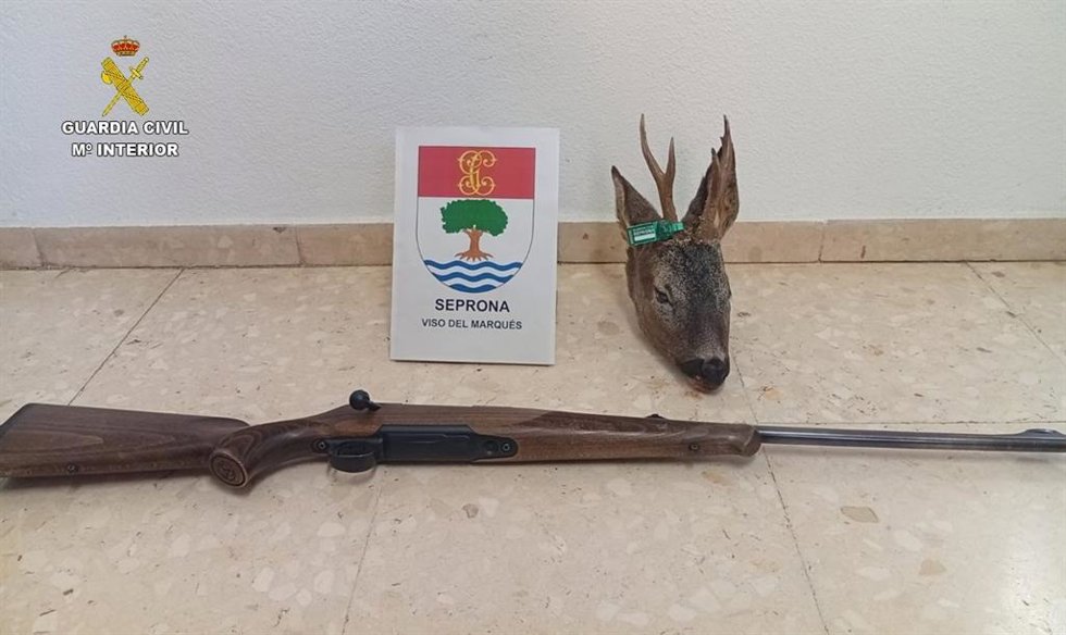 Arma y trofeo intervenidos a un hombre por abatir a un corzo ilegalmente en Moral de Calatrava.