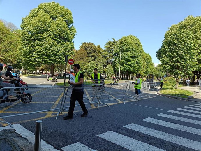 Operarios colocando las vallas para el recorrido de la Real Sociedad por San Sebastián.
