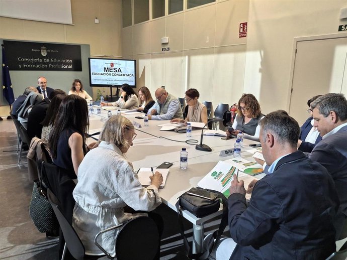 El consejero de Educación y Formación Profesional, Víctor Marín, preside la Mesa de la Enseñanza Concertada