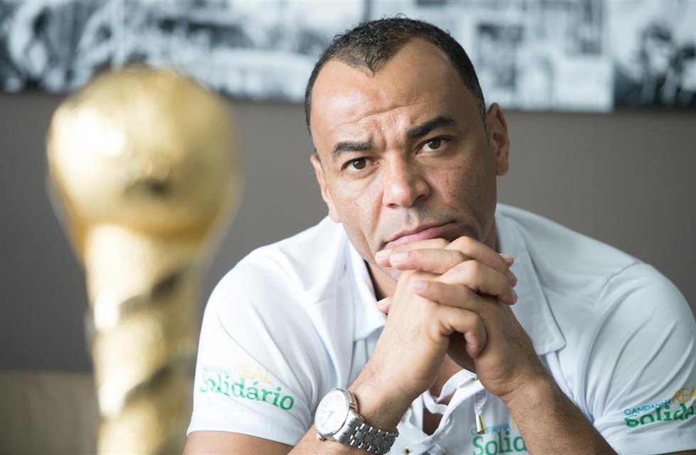 Archivo - El exfutbolista brasileño Cafú atiende a los medios de comunicación en Berlín.