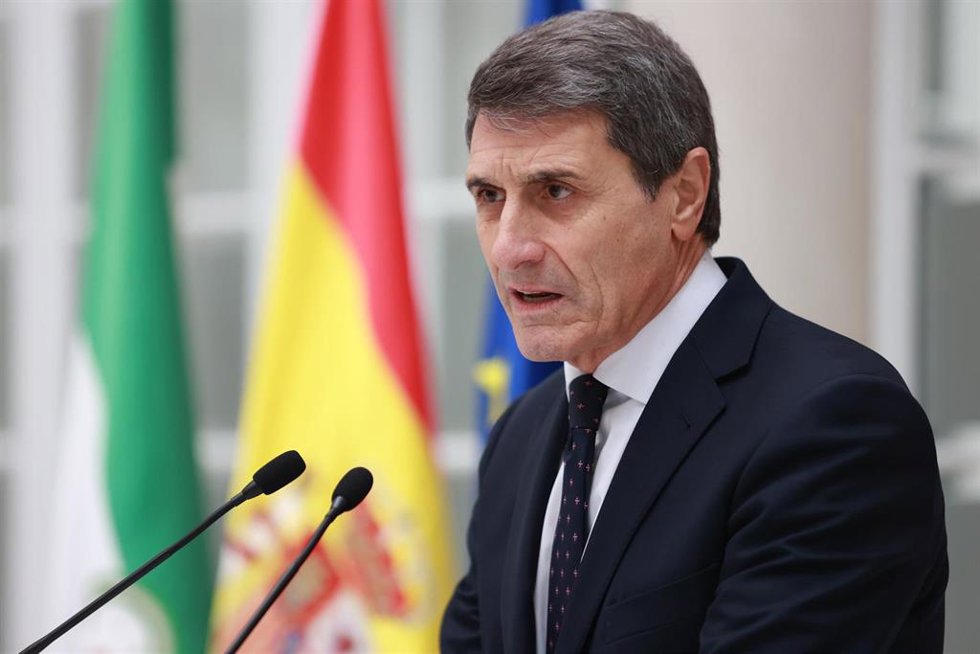 Archivo - El delegado del Gobierno de España en Andalucía, Pedro Fernández, atiende a los medios tras presidir la reunión de coordinación con las Fuerzas y Cuerpos de Seguridad del Estado. (Foto de archivo).