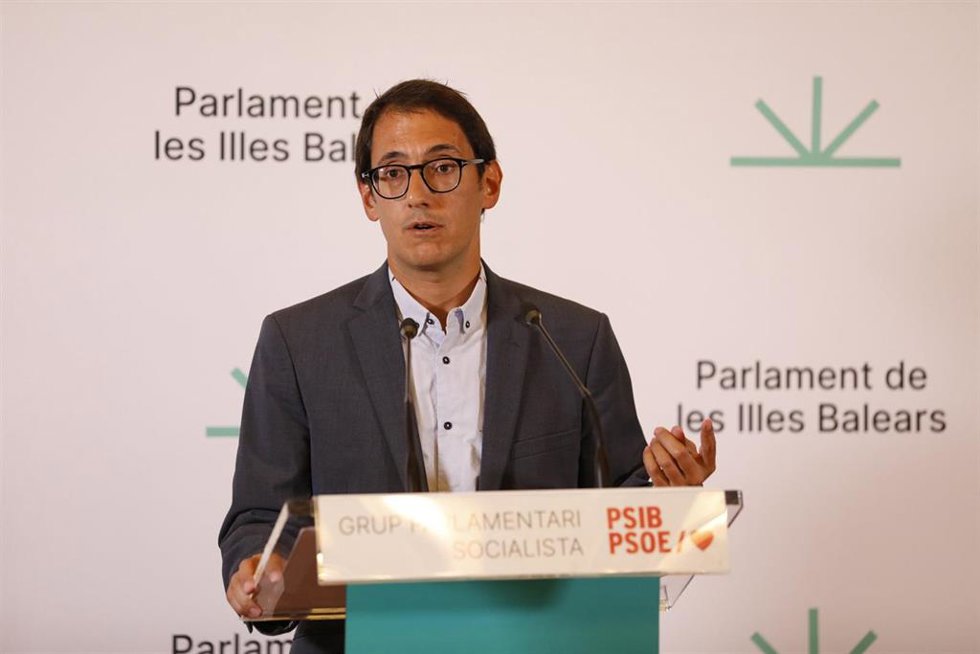 Archivo - El portavoz del PSIB-PSOE en el Parlament balear, Iago Negueruela. 