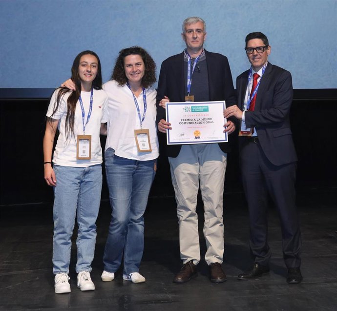 Entrega del premio al mejor trabajo en el congreso nacional de glaucoma a investigadores de la ULL y el HUC