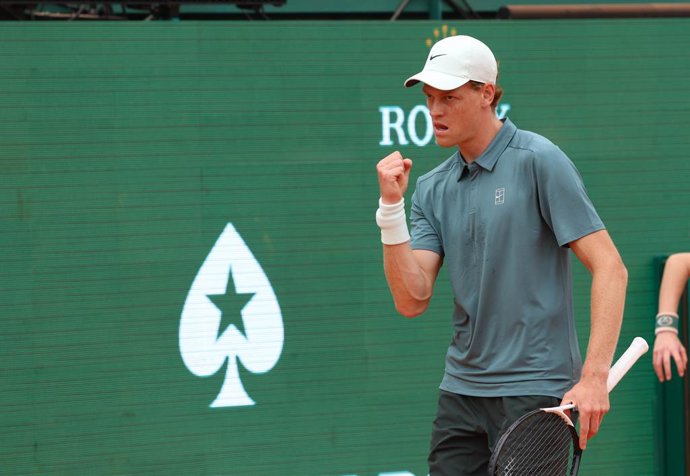 12 de abril de 2026, Mônaco, Monte Carlo: O tenista italiano Jannik Sinner comemora a vitória sobre o espanhol Carlos Alcaraz durante a final de simples masculino do torneio de tênis de Monte Carlo. Foto: Felice Calabro/IPA via ZUMA Press/dpa