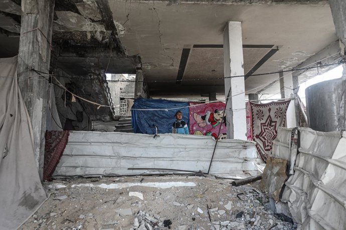 Archivo - January 13, 2026, Nusairat, Gaza Strip, Palestinian Territory: Displaced Palestinians stand inside a destroyed building, amid a windstorm, in Al-Bureij refugee camp for Palestinians in the central Gaza Strip, January 13, 2026. A fragile ceasefir