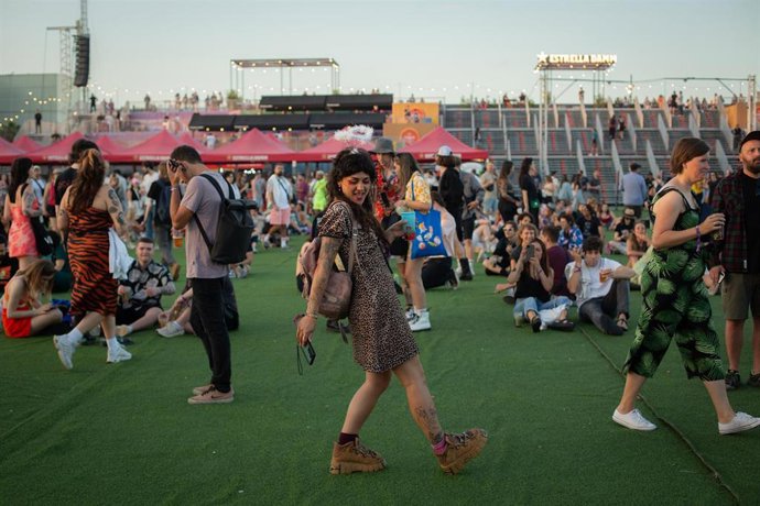 Archivo - Un grupo de personas durante el Festival Primavera Sound Barcelona en una imagen de archivo