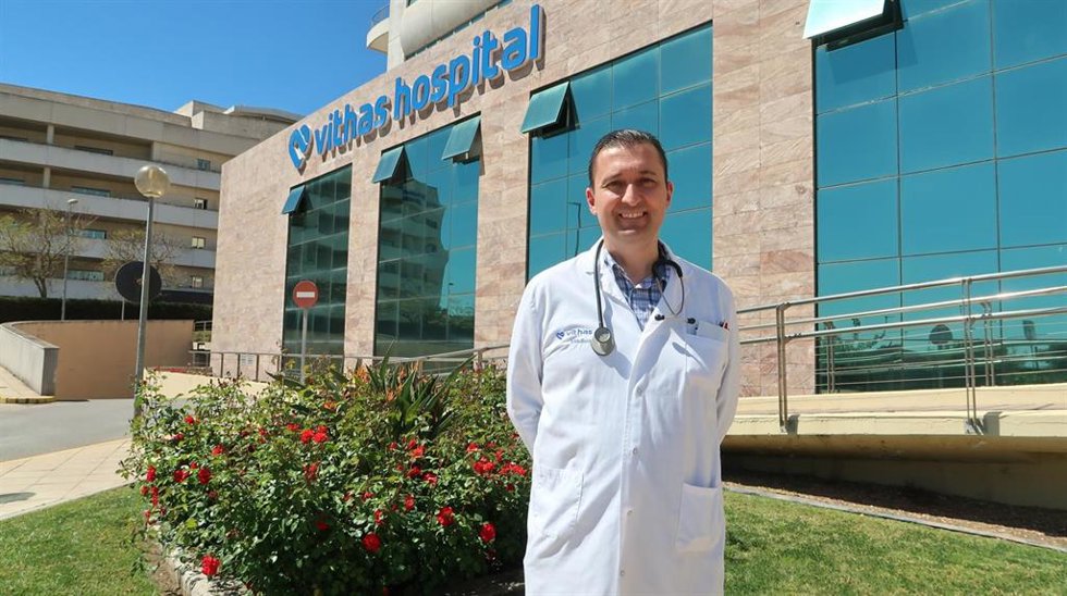 El coordinador de Medicina Interna del Hospital Vithas Sevilla, el doctor Juan Carlos Santamaría González.