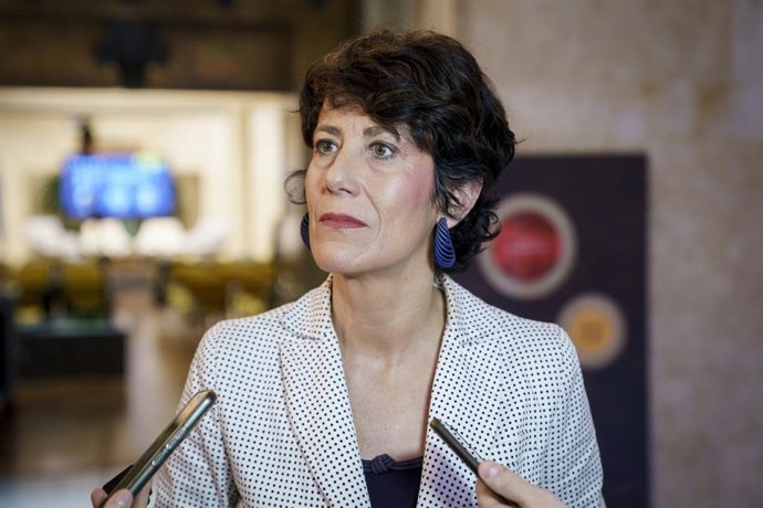 Archivo - La ministra de Inclusión y Migraciones, Elma Saiz, atiende a los medios de comunicación antes del conversatorio bajo el título:  'Mujeres liderando la protección social en España', en la sede del Ministerio, a 20 de marzo de 2025, en Madrid (Esp