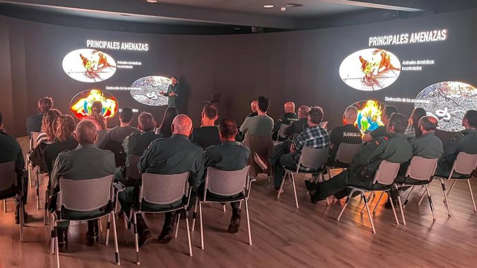 Agentes del SEPRONA asisten en el PN de Cabárceno a una jornada de formación centrada en serpientes autóctonas