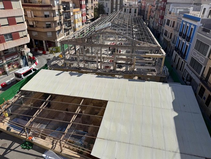 Trabajos de retirada del techado de los Baños Árabes junto al Mercado Central de Elche