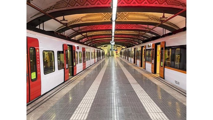 Iluminación de la estación de plaça Catalunya con los colores de la 'senyera'