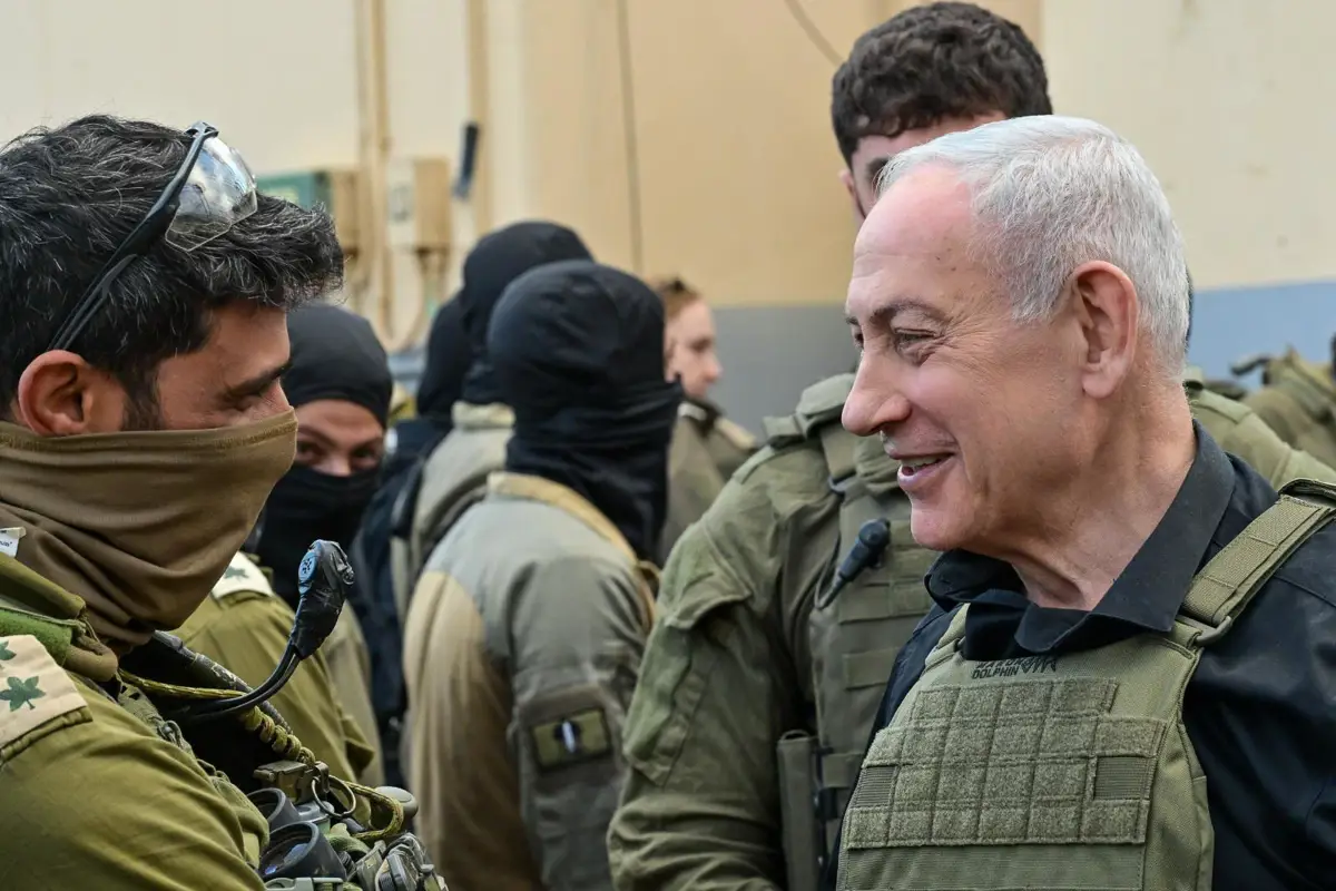 Benjamin Netanyahu saludando a las tropas en el sur de Líbano