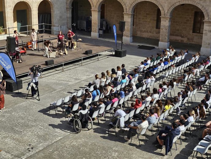 Casi 4.200 alumnos participan en los conciertos didácticos del programa 'Viu la cultura'.