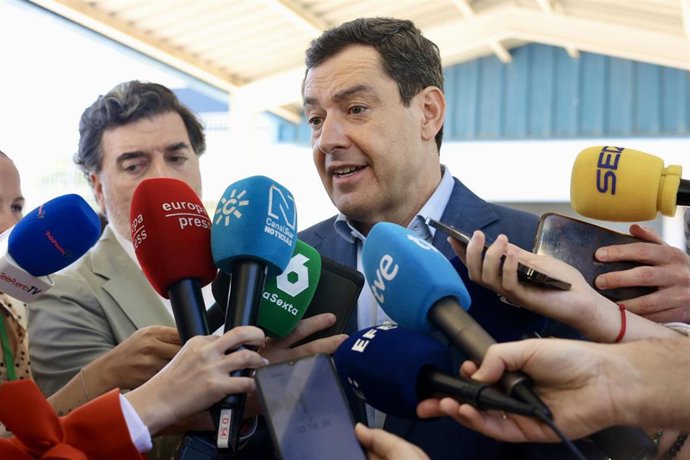 El presidente de la Junta de Andalucía, Juanma Moreno, atiende a los medios tras la celebración de la fase final de la Liga M100 'Más vida'. A 17 de abril de 2026 en El Puerto de Santa María (Cádiz). (Foto de archivo).