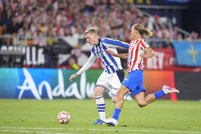 Orri Oskarsson of Real Sociedad and Marcos Llorente of Atletico de Madrid in action during the Spanish Cup, Copa del Rey, Final match played between Atletico de Madrid and Real Sociedad at La Cartuja stadium on April 18, 2026 in Sevilla, Spain.