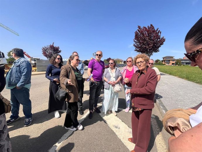 La diputada regional del PP, Gloria García, junto a representantes del AMPA del Colegio de Latores.