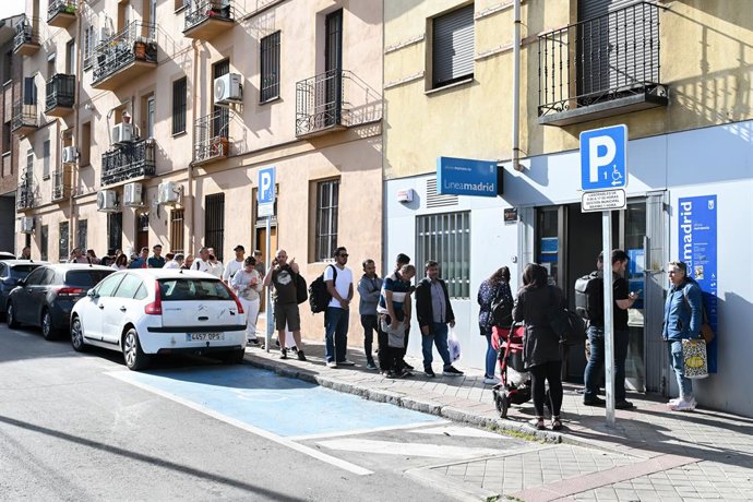 Varias personas hacen cola en una oficina Línea Madrid, a 20 de abril de 2026, en Madrid (España).