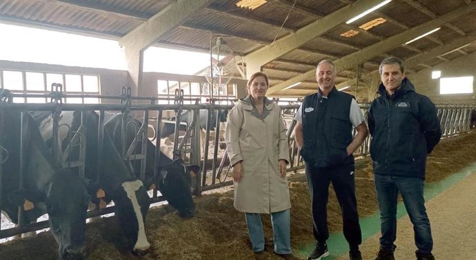 El ganadero Jose Luis González Rodríguez; la directora general de Agriculltura, Begoña López,  y el representante de la cooperativa Central Lechera José Castaño.