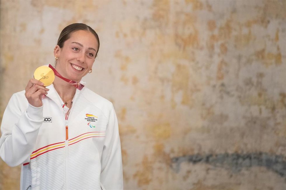 Archivo - El presidente del Gobierno, Pedro Sánchez, recibe a la cuádruple medallista española, Audrey Pascual, junto a los demás integrantes de la delegación española en los Juegos Paralímpicos de Invierno Milán-Cortina 2026.