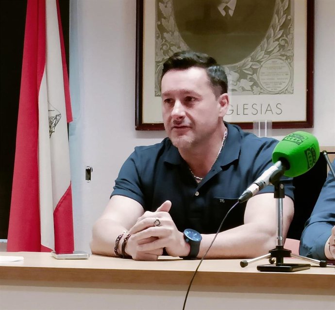 El secretario general de UGT Asturias, Javier Fernández Lanero, en rueda de prensa en la sede comarcal de UGT Gijón.