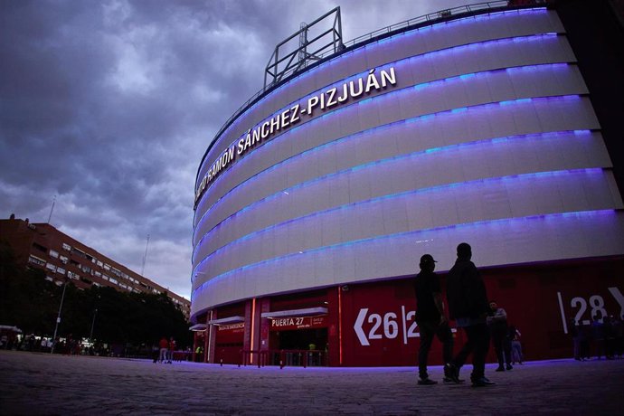 Archivo - Detalle de la fachada del Ramón Sánchez Pizjuán, en foto de archivo.