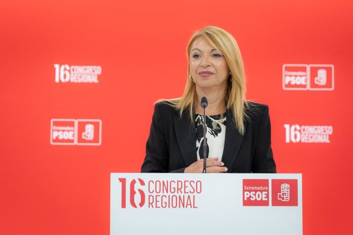 La portavoz del PSOE en la Asamblea de Extremadura, Piedad Álvarez, en rueda de prensa en Mérida