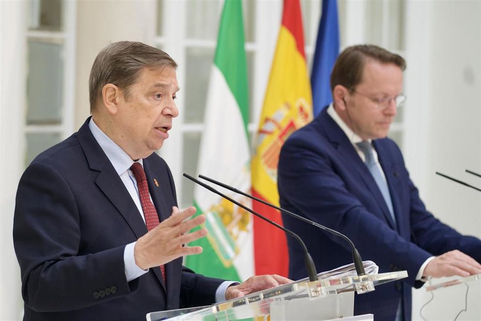 El ministro de Agricultura, Pesca y Alimentación, Luis Planas (i), ofrece una rueda de prensa para informar sobre la reunión mantenida con el comisario europeo de Salud y Bienestar de los Animales, Olivér Várhelyi. 