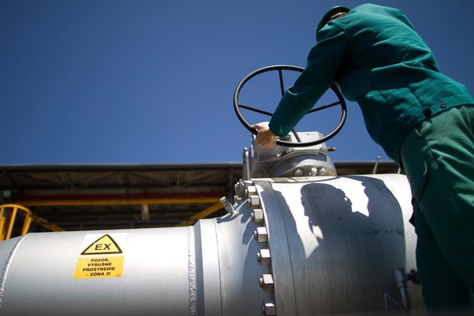 Archivo - Arquivo - Um funcionário trabalhando na estação de bombeamento do sistema do oleoduto Druzhba