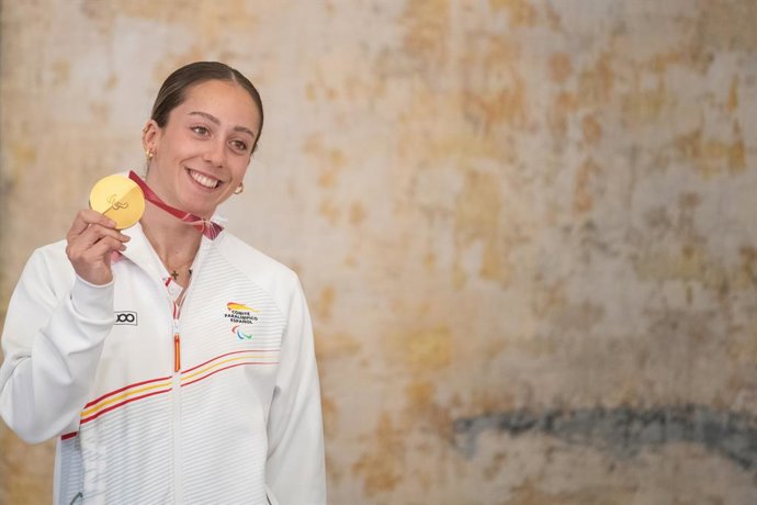 Archivo - El presidente del Gobierno, Pedro Sánchez, recibe a la cuádruple medallista española, Audrey Pascual, junto a los demás integrantes de la delegación española en los Juegos Paralímpicos de Invierno Milano Cortina 2026, a 17 de marzo de 2026, en M