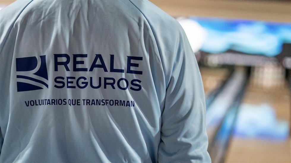 Archivo - Empleado de Reale Seguros en una iniciativa de voluntariado en el Día Solidario Reale.