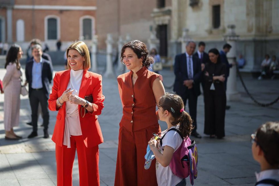 La presidenta de la Comunidad de Madrid Isabel Díaz Ayuso (c), asiste a la toma de posesión del nuevo rector de la Universidad de Alcalá, en la Universidad de Alcalá, a 20 de abril de 2026, en Alcalá de Henares, Madrid (España).