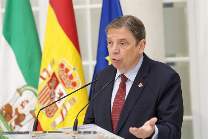 El ministro de Agricultura, Pesca y Alimentación, Luis Planas, ofrece una rueda de prensa para informar sobre la reunión mantenida con el comisario europeo de Salud y Bienestar de los Animales, Olivér Várhelyi.  