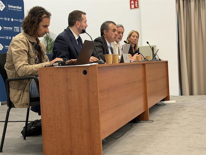 Los secretarios de centros educativos recibirán formación en el programa Llull de gestión integral.
