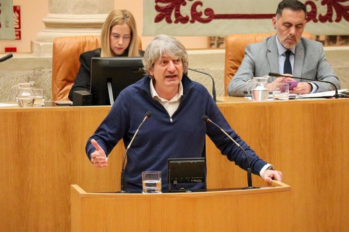 El diputado de IU Carlos Ollero en un pleno del Parlamento