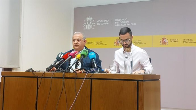 El delegado del Gobierno en Baleares, Alfonso Rodríguez, y el secretario general de la Delegación del Gobierno en Baleares, Rubén Castro, en rueda de prensa.