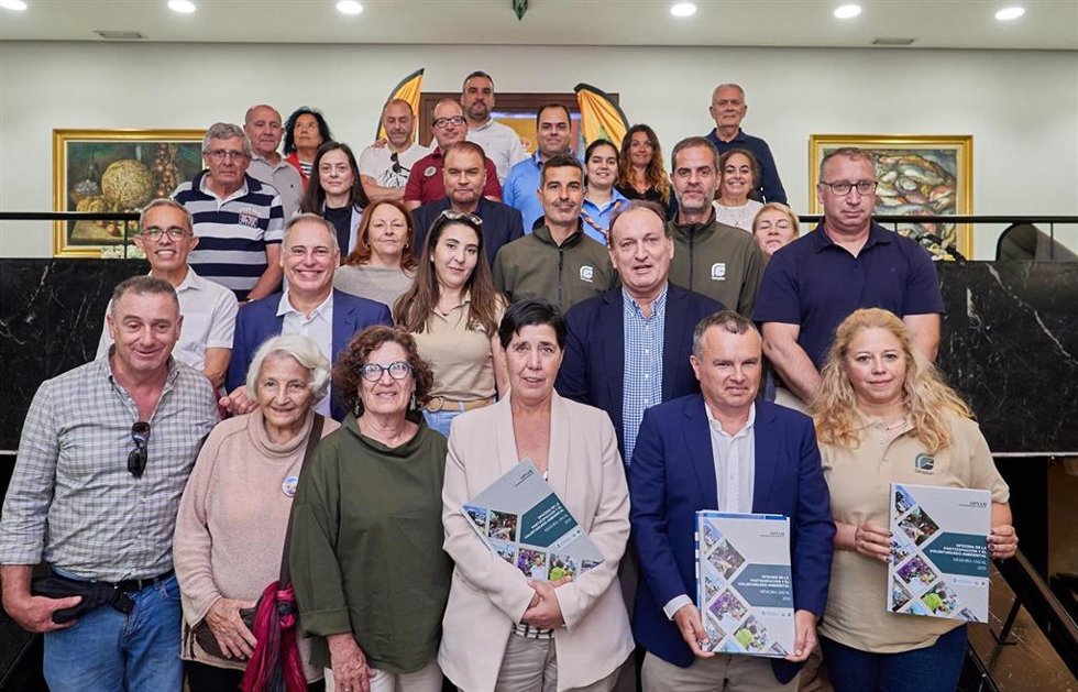 La consejera de medio Natural del Cabildo de Tenerife, Blanca Pérez (c), en la presentación de la memoria de voluntariado ambiental en 2025