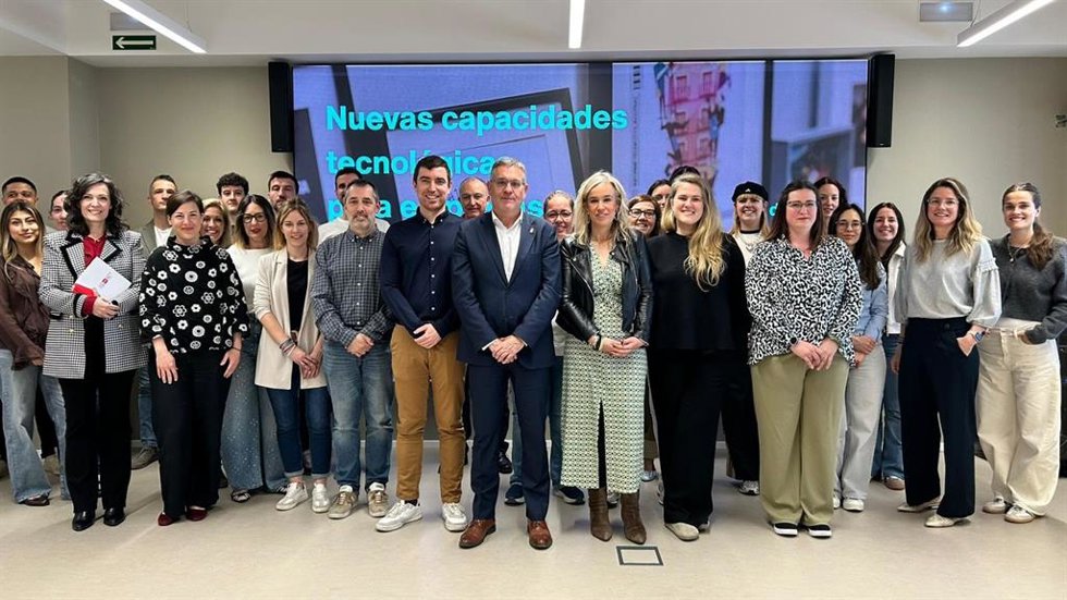 El consejero Juan Luis García, junto con miembros de LABAJERA