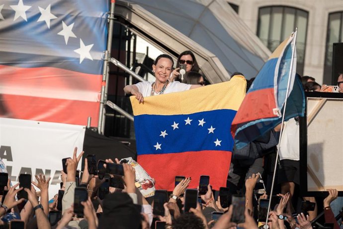 La líder opositora venezolana, María Corina Machado, durante un encuentro con la diáspora venezolana, en la Puerta del Sol, a 18 de abril de 2026, en Madrid (España). Machado visita España para reencontrarse con sus conciudadanos residentes en el país así