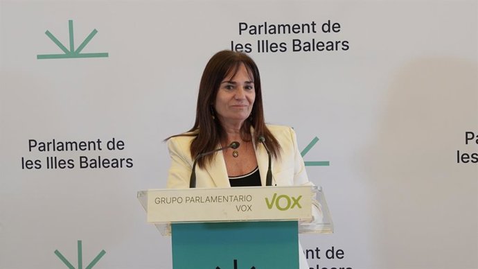 Archivo - La portavoz de Vox, Manuela Cañadas, en una rueda de prensa en el Parlament.