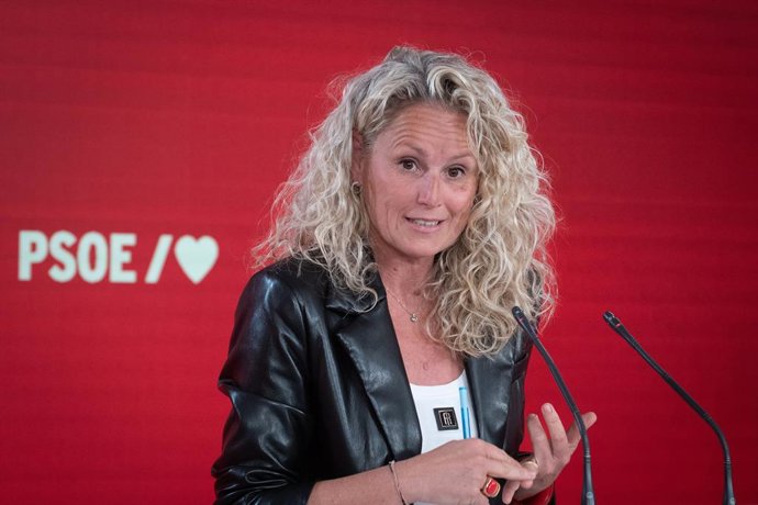 A porta-voz da Executiva Federal do PSOE, Montse Mínguez, durante uma coletiva de imprensa após a reunião da Comissão Executiva Federal, na sede do PSOE, em 20 de abril de 2026, em Madri (Espanha).
