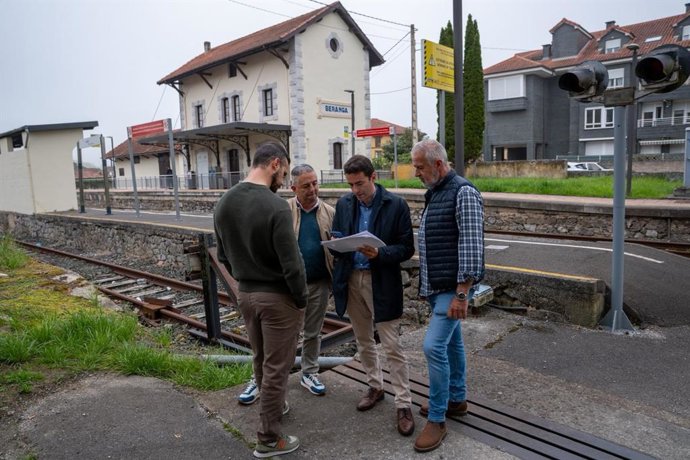 El delegado del Gobierno, Pedro Casares, visita el paso a nivel de Hazas de Cesto que suprimirá Adif