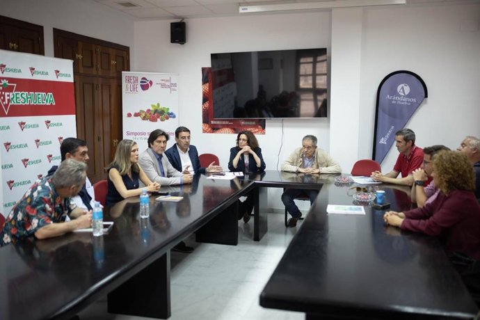 Reunión de los candidatos del PSOE por Huelva a las elecciones autonómicas con representantes de Frehuelva.