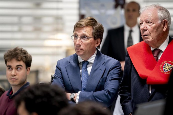 El alcalde de Madrid, José Luis Martínez Almeida, durante la inauguración del nuevo campus universitario del Instituto de Estudios Bursátiles (IEB), a 8 de abril de 2026, en Madrid (España). Aunque el l Campus Universitario del Instituto de Estudios Bursá