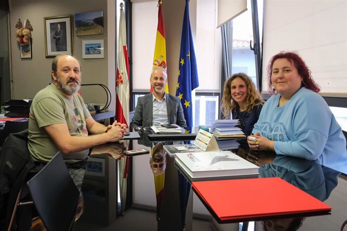 El consejero de Educación, Sergio Silva, se reúne con representantes de FAMPA