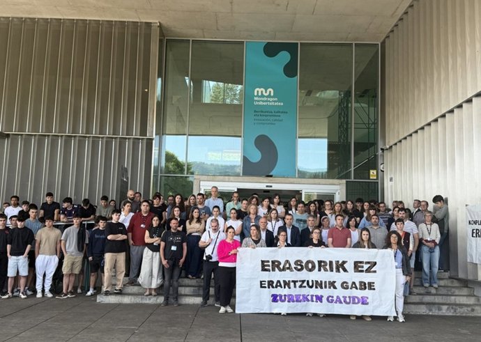 Concentración en Mondragon Unibertsitatea para denunciar el intento de agresión sexual sufrido por una mujer de la Facultad de Empresariales