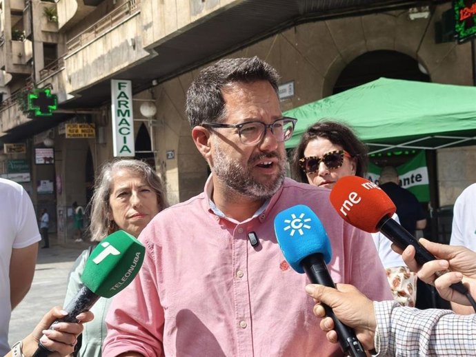 El portavoz y candidato de Adelante Andalucía, José Ignacio García, en una atención con los medios.